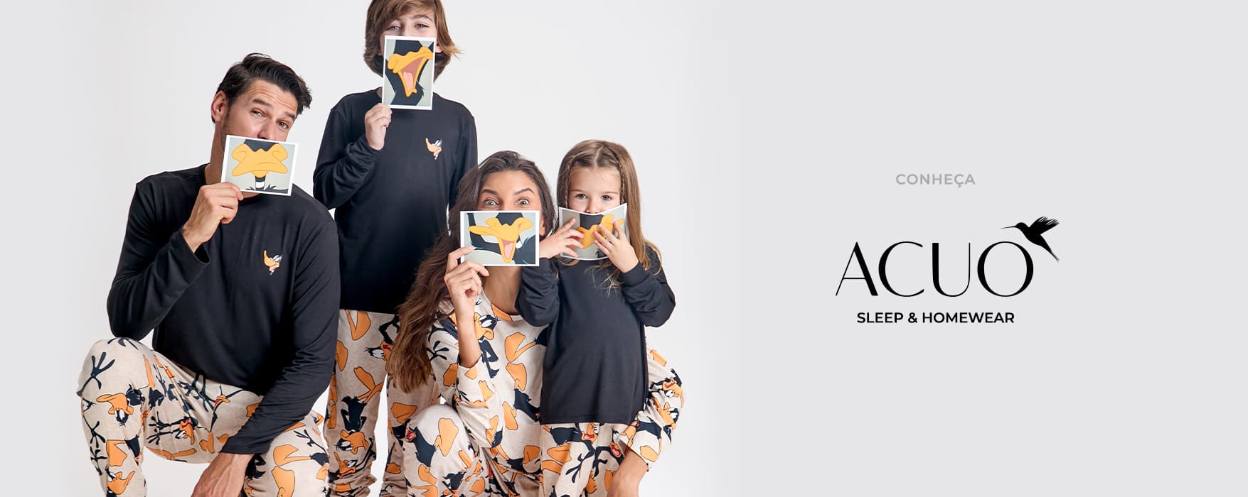 Conheça a marca ACUO, Sleep & Homewear. O banner apresenta duas mulheres utilizando nossos pijamas "Eternos". Pijamas acetinados com renda,  respectivamente nas cores preto e branco.